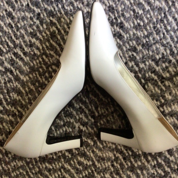 Suzanne Rae slim pumps in white - Picture 2 of 3